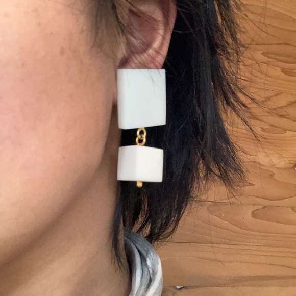 🍀 2 for $20 Vintage Chunky White Clasp Earrings. - Picture 4 of 9